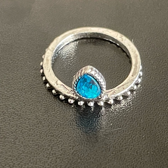 Jewelry - Teal crystal woman ring size 4